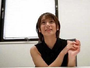 全く人妻には見えない少女のような25歳若妻が夫とのSEXレスを理由に密通性交に乱れる