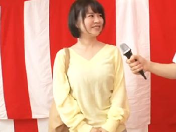 制服姿のチャーミングな娘のワイセツな女性器を猛然とペニスで突かれる