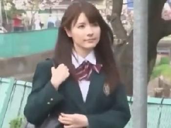 漏らし癖のある女子校生が女性器の最奥まで届く激しいピストンに潮吹き絶頂