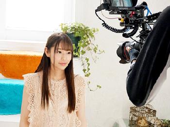 見た目は大人清楚風に見えて実はあどけない美少女がデビュー