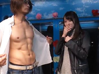 筋肉質好きの清楚系娘が照れながら腹筋に触り→畳み掛けるような挿入で潮吹きアクメ