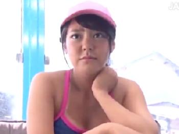 イケメンの若さ溢れる余りにも激しいピストンで女性器の最奥まで感じまくる中年女性