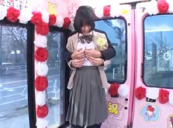 卒業したての女子校生3年を狙ってMM便で卒業SEX