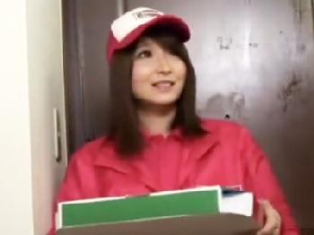 ピザ配達にやって来たアイドル顔娘を玄関先で襲って挿入