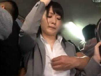 強引過ぎる痴漢男に抵抗できないまま膣内で精子を発射される美女