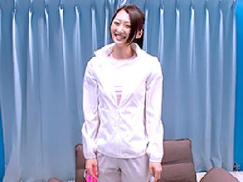 ママさんバレー帰りの人妻が汗ばむ身体をエロストレッチ