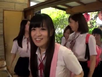 修学旅行の女生徒たちと複数人SEX