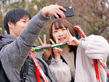 彼氏の先輩に馬乗りプレスされて絶頂アクメする美少女