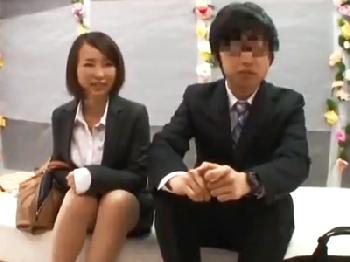 溢れる程の爆乳でガキンチョを誘ってくるお姉さん→熟した女性器に避妊具なしで挿入