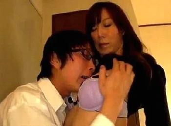 ママの乳房は僕のもの!!友人の間でも綺麗と噂される母に嫉妬心が爆発して肉親禁忌交尾するマザコン息子
