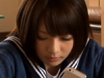 友人の妹がとてもキュートな女子校生だったのでこたつ内で隠れて中出し!!