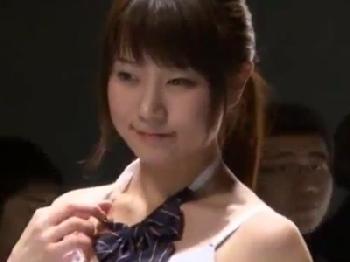 ランジェリーファッションショー中のモデルへ婦女暴行ショー