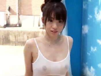 海でナンパしたビキニ娘がマジックミラー号で男友達に素股からゴムなし挿入孕ませ射精される様子