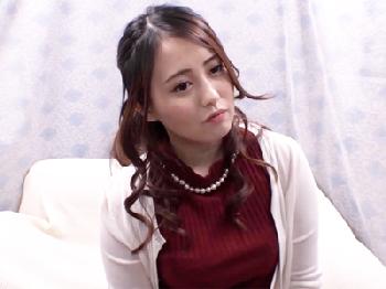 素股でクリトリスが擦れて性衝動に駆られた人妻が冴えない男子と同情性交