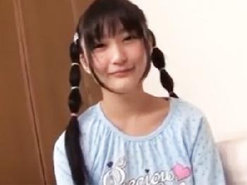 女子校生になったばかりの童顔娘の締まりのいいパイパン膣孔にドクドク中出し発射