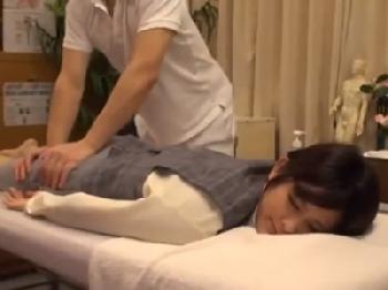 美女会社員にエロ施術→欲情させて合法性的暴行キメた整体師