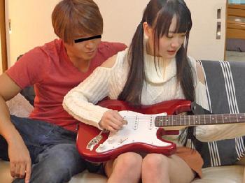 バイト仲間の家に転がり込んで彼女を寝取るバンドメン