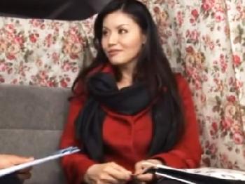 ナンパした美魔女妻を口説いてハメ撮り膣内射精!!