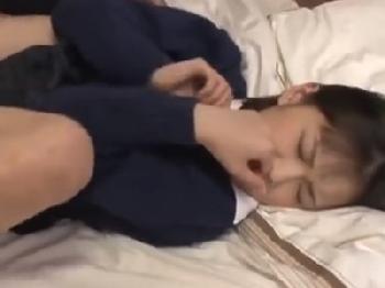 女子校生先輩に頼み込んで童貞卒業膣射交尾成功!!