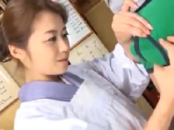 性的欲望が爆発寸前な熟女人妻に迫られてそのままぶっかけ全力の性交展開