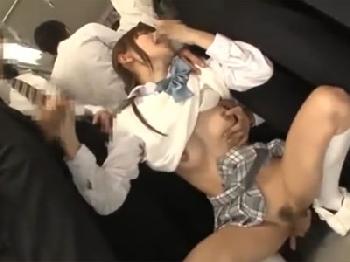 集団痴漢の餌食に合い→無慈悲にも子宮へ直接射精されるベビーフェイス美少女