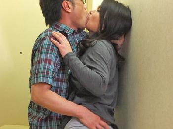 夫からもらった卑猥なランジェリーで浮気性交する不貞人妻