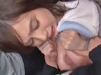 満員電車で目をつけた巨乳美女にパイズリ強要しぶっかけ