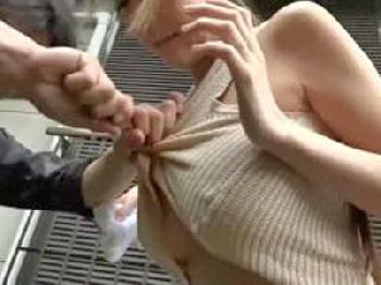 ノーブラニットの巨乳人妻へ意図的に水かけてSEX持ち込み