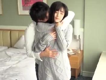 鈴原エミリ-透き通るような肌の天然系童顔美少女が絶頂する性行為