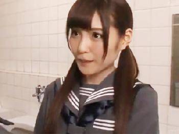 中年男を公衆便所に連れ込みセックスを強要する痴女女子校生