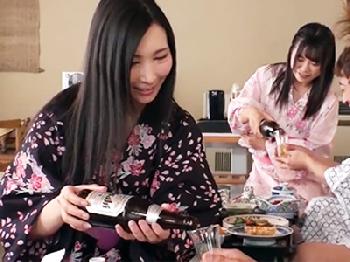 至高の温泉コンパニオン達が卑猥な体を使って秘密のおもてなしサービス