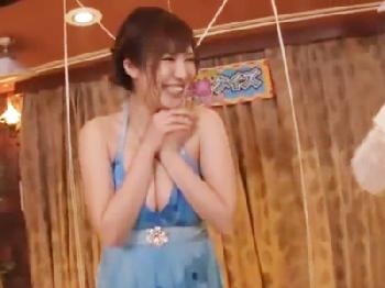 はち切れんばかりの乳房なお姉さんの卑猥チャレンジに男たち超興奮W