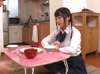 変態オヤジが母娘一緒にマットで3P性交→女子校生娘の未成熟な穴にコンドーム未装着で孕ませ射精