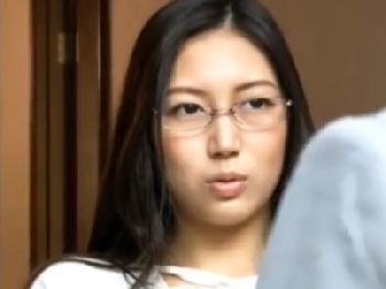 病弱な夫のせいで性的欲望が爆発寸前の嫁が義理の父親と禁断SEX