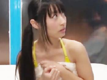 黒髪ロングの素人女子大生の警戒心をマッサージで解いて彼氏の前で寝取り中出し発射