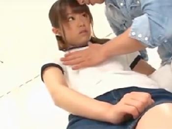 涙目を浮かべながら処女を卒業する素人娘W