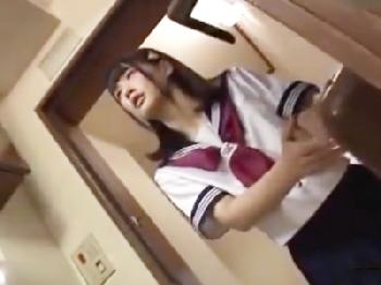 童顔女子校生の前でいきなり男性器を露出して襲う業者