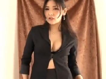 スレンダーな黒髪ロング美女がお願いを断り切れずに車内プレイ