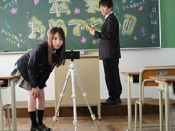 いつも物静かな女子校生は…なぜかオレの前でだけパンチラ性的に魅了するビッチに変貌する