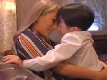 VIPな少年の肉棒を手コキで見事に射精させたギャル