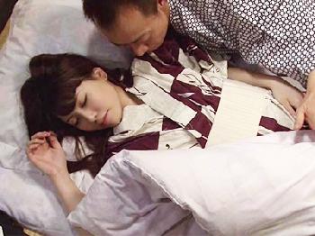 魅力的な部下OLが寝息を立てて寝ているので興奮が抑えられなくなってしまった