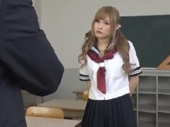 反則的な手コキで教師を丸め込んじゃうギャル