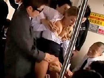 日本の電車で集団痴漢被害を受けるメガネの外国人英語教師