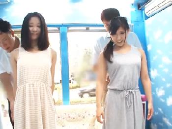 井戸端会議中のマダム2人をマジックミラー号に招待して乱交