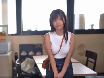 パイスラが魅力的でルックスも最高レベルの巨乳彼女と情熱的な性行為