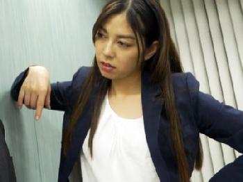 サドな上司が仕事をサボってた男性社員を罵倒しながら手コキ制裁!!