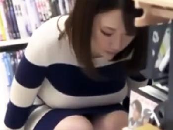 おっぱいを誇示するかのような格好のお姉さんがレイパーに尾行され自宅で強姦被害にW