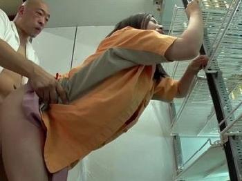 バイト先で新入りの中年男に犯された先輩女子大生