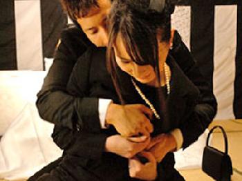 夫に先立たれ義弟に犯され抵抗するも感じてしまう未亡人!!