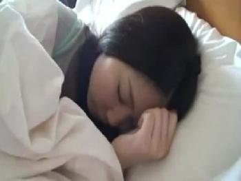 黒髪ロングの素人童顔専門学生の寝込みを襲ってハメ撮り